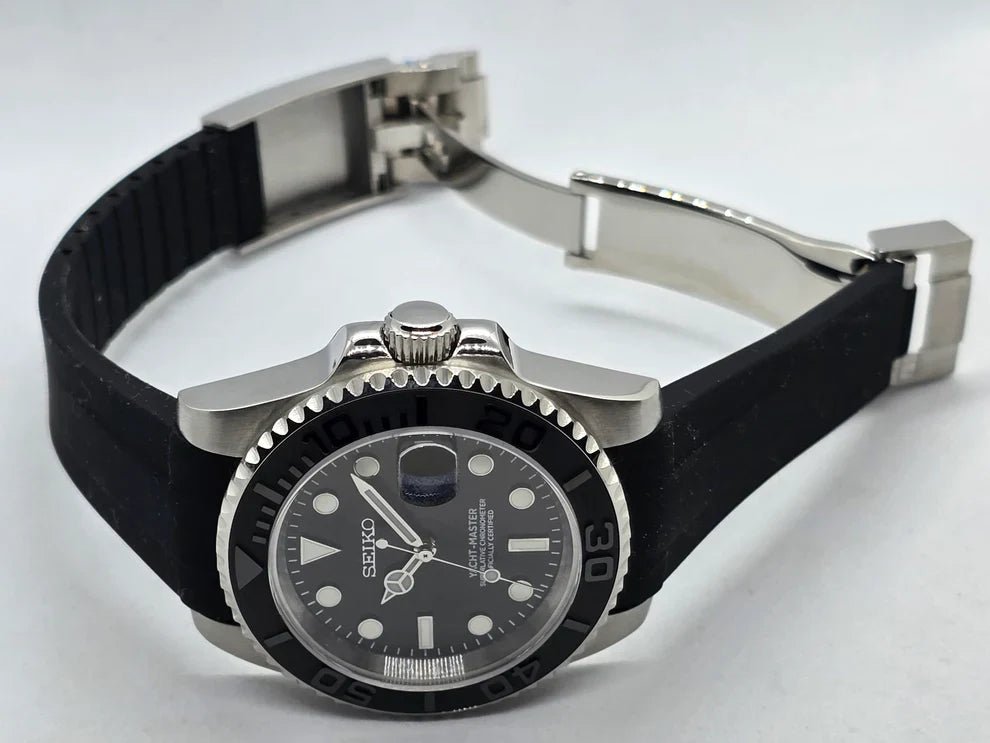 Montre automatique ModTime de style Yachtmaster — configuration cadran noir et bracelet en caoutchouc (NH35), bracelet noir, fermoir ouvert, vue d'ensemble en biais