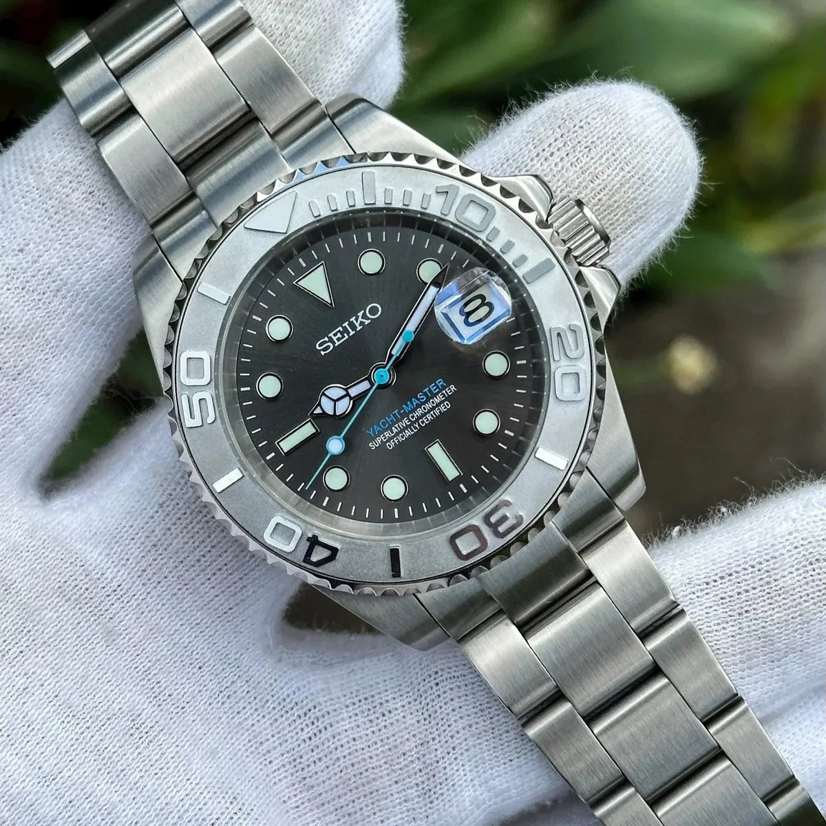 Montre automatique ModTime de style Yachtmaster — configuration cadran gris (NH35), lunette aux tons argentés, loupe de date, vue de face tenue en main