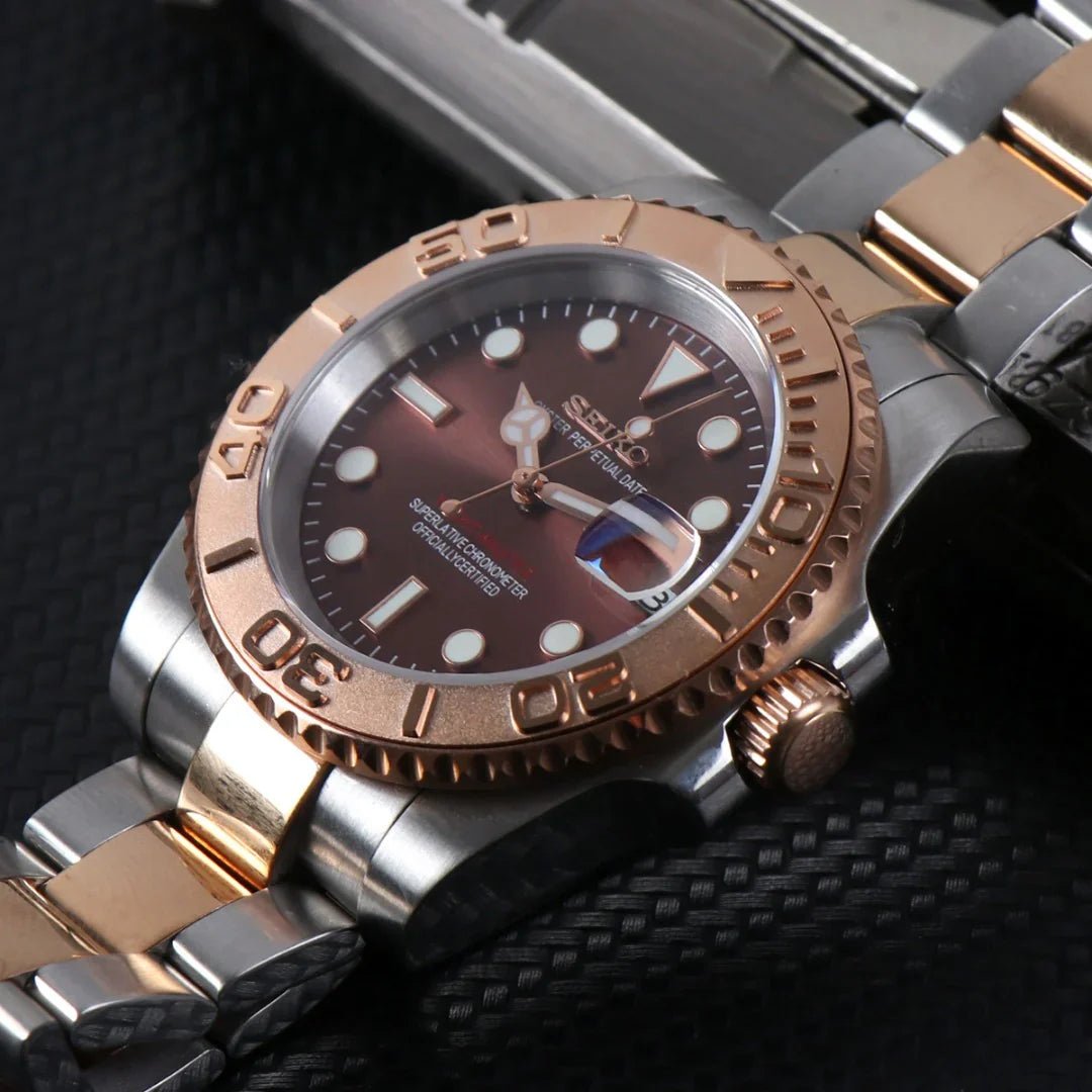 Montre automatique ModTime de style Yachtmaster — configuration bicolore aux tons or rose (NH35), cadran marron, finition soleillée, gros plan du cadran