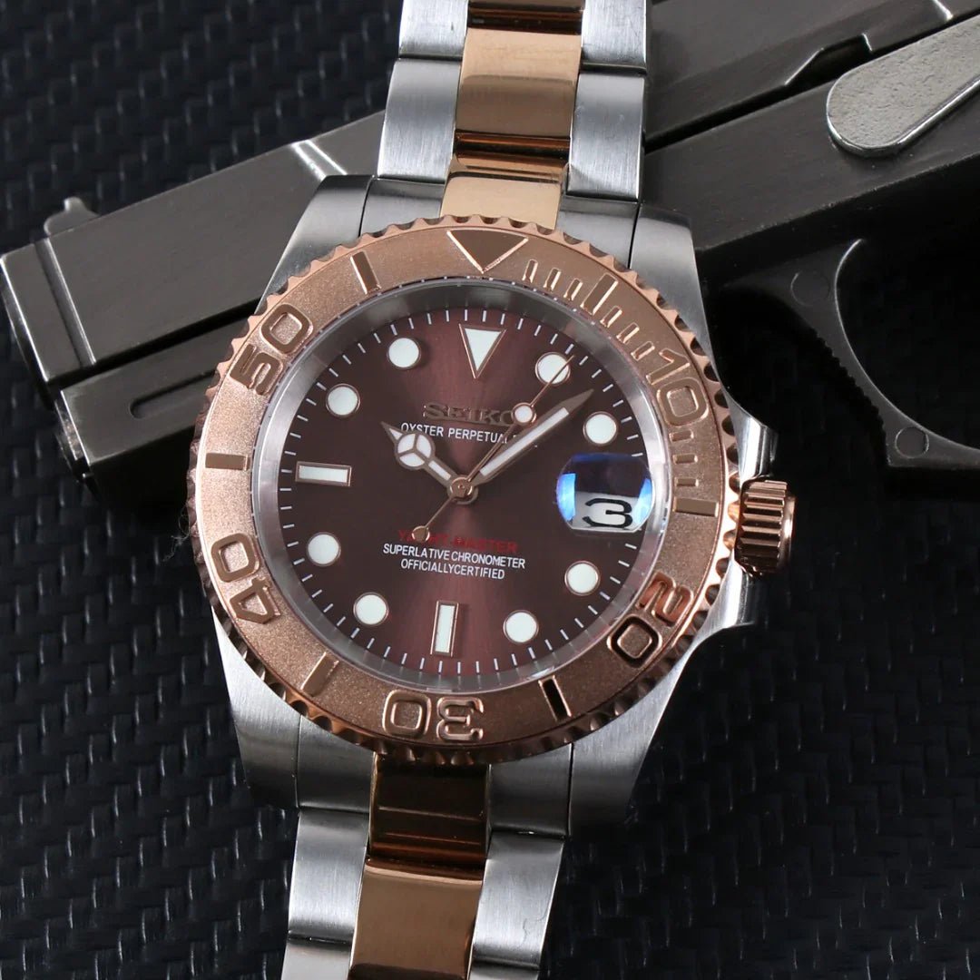Montre automatique ModTime de style Yachtmaster — configuration bicolore aux tons or rose (NH35), cadran marron, loupe de date, gros plan de face
