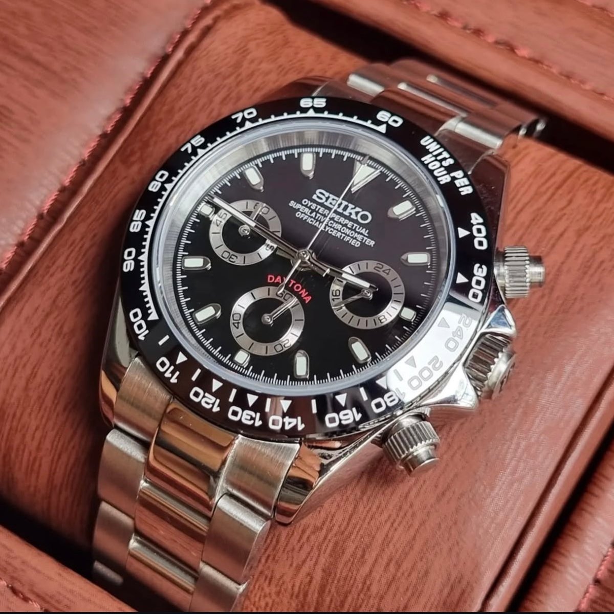 Daytona Mod Silver Black Dial Oyster silver and black chronograph Seiko mod style watch with VK63 movement by ModTime - case and bracelet detail