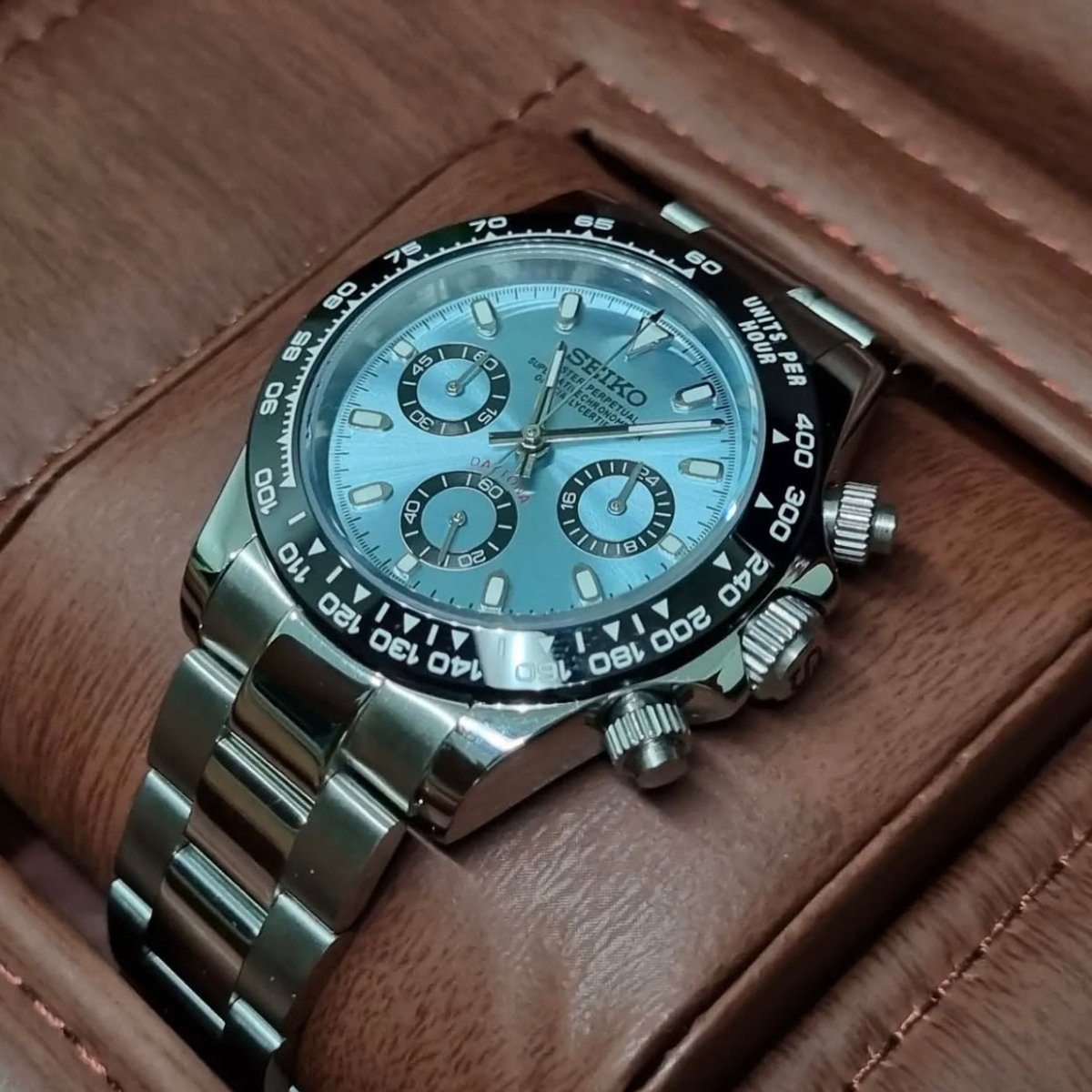 Daytona Mod Silver Sky Blue Dial Oyster silver and blue chronograph Seiko mod style watch with VK63 movement by ModTime - case and bracelet detail
