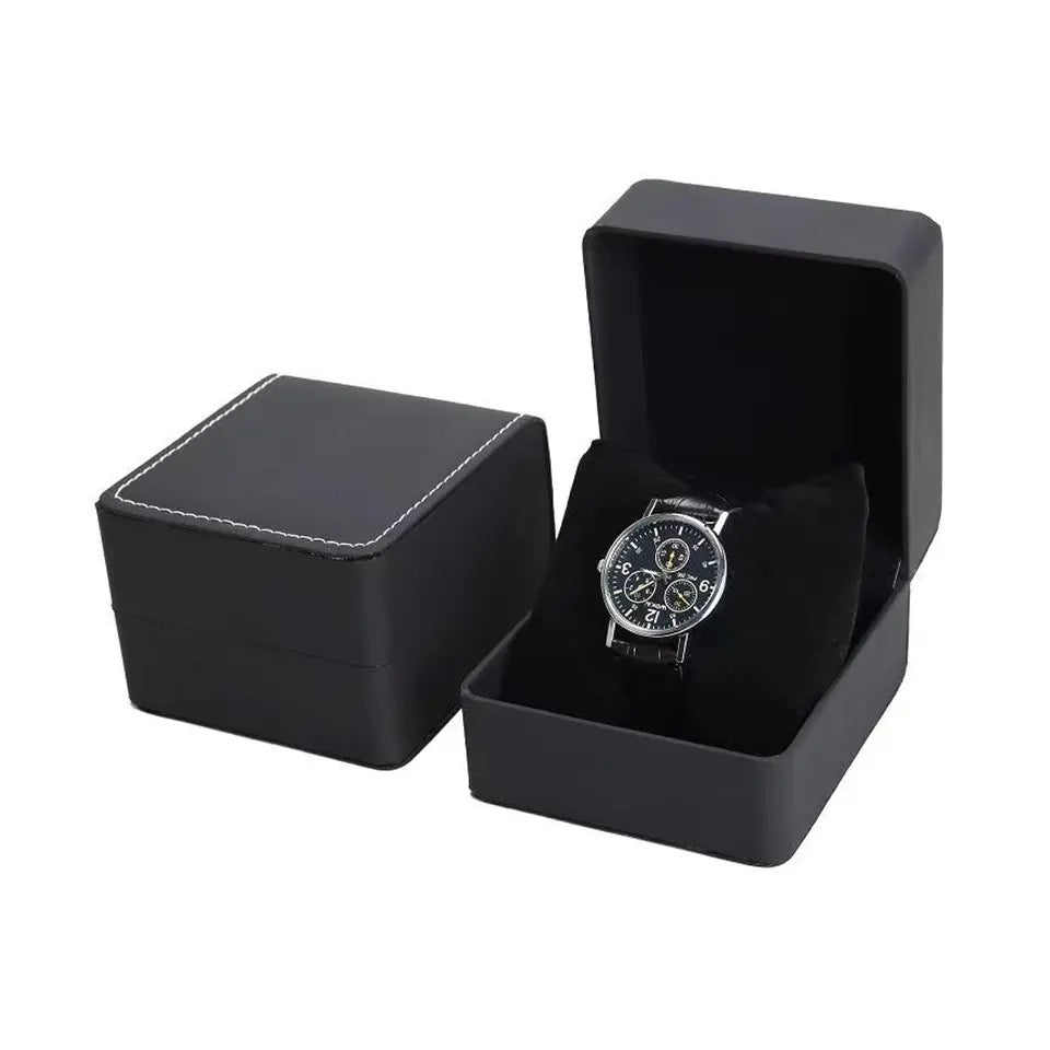 Boîte à montre noire ModTime, coutures blanches, vues ouverte et fermée avec une montre sur son coussin