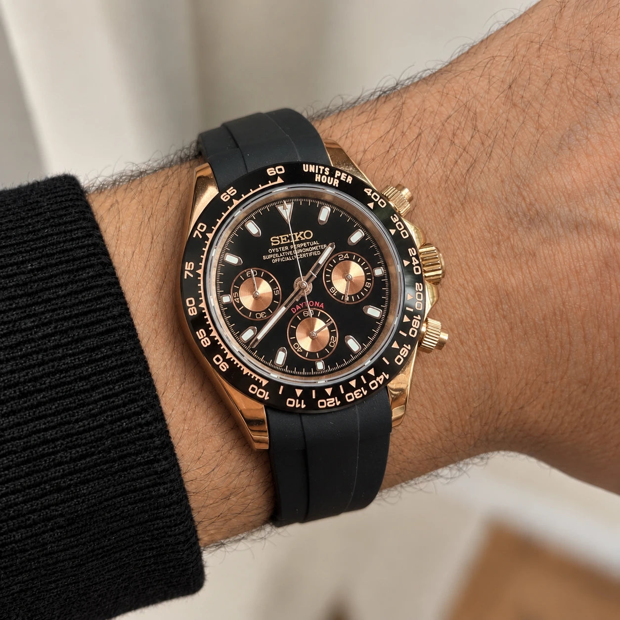 DAYTONA CHRONOGRAPH WATCH MOD ROSE GOLD BLACK DIAL RUBBER STRAP — on wrist